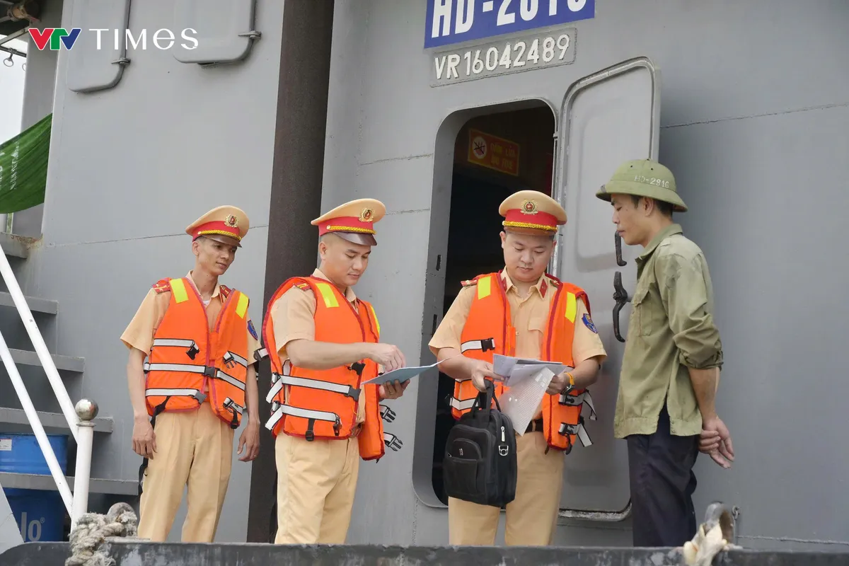 Hà Nội: Tăng cường kiểm tra phương tiện kinh doanh vận tải trên sông Hồng- Ảnh 1.