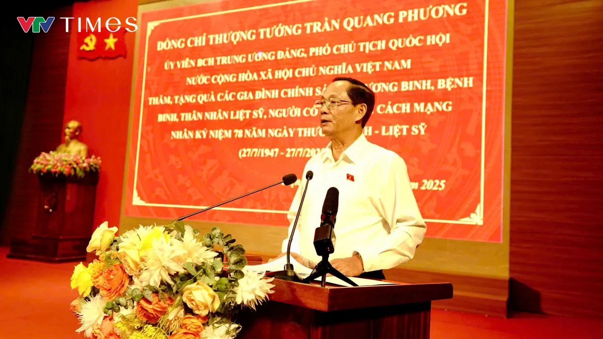 Ph&oacute; Chủ tịch Quốc hội Trần Quang Phương tặng qu&agrave; người c&oacute; c&ocirc;ng tại tỉnh Điện Bi&ecirc;n - Ảnh 4.