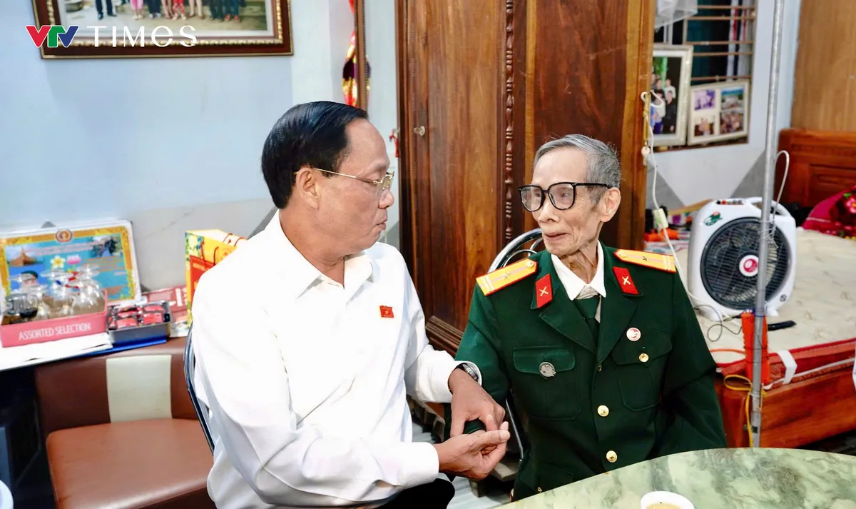 Ph&oacute; Chủ tịch Quốc hội Trần Quang Phương tặng qu&agrave; người c&oacute; c&ocirc;ng tại tỉnh Điện Bi&ecirc;n - Ảnh 9.