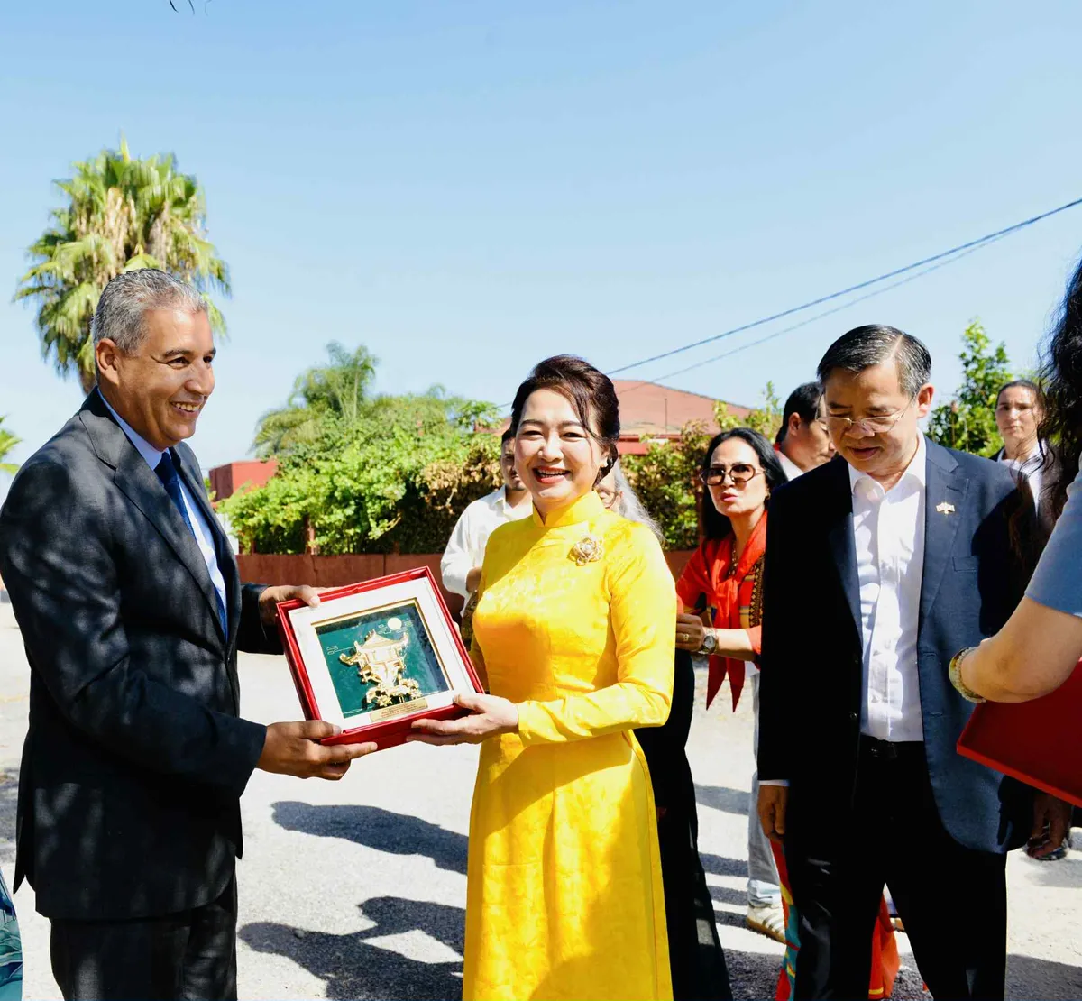 Phu nhân Chủ tịch Quốc hội thăm, tặng quà tại Làng Việt Nam ở Morocco - Ảnh 2.