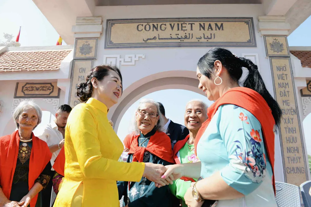 Phu nhân Chủ tịch Quốc hội thăm, tặng quà tại Làng Việt Nam ở Morocco - Ảnh 1.