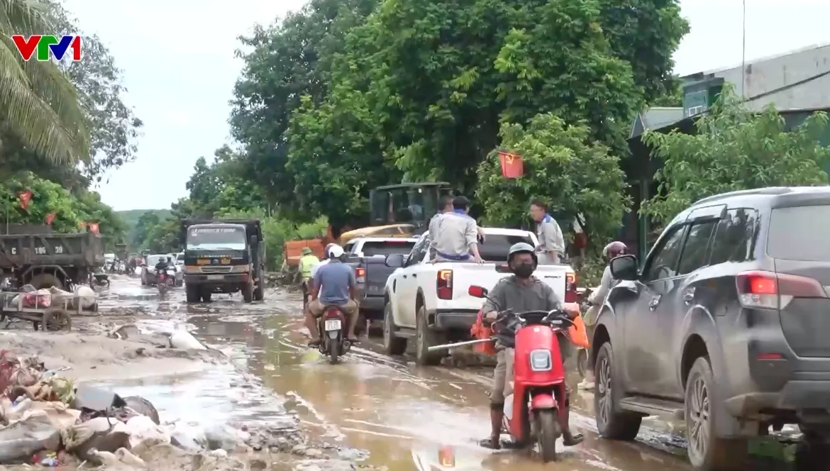 Nghệ An thông tuyến Quốc lộ 7 sau nhiều ngày chia cắt- Ảnh 1. Nghệ An thông tuyến Quốc lộ 7 sau nhiều ngày chia cắt- Ảnh 1.