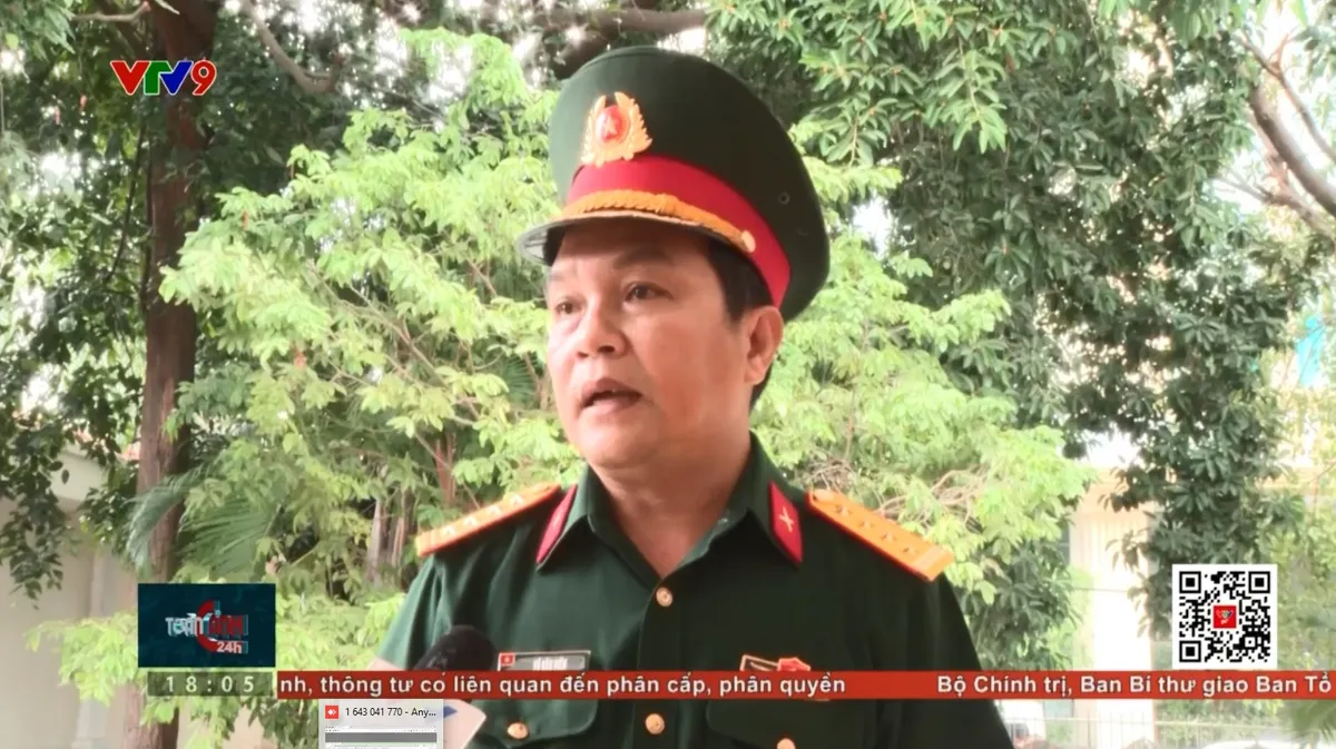 TC24h-2607-1 nghĩa tình bên mộ liệt sĩ Võ Văn Viên.jpg