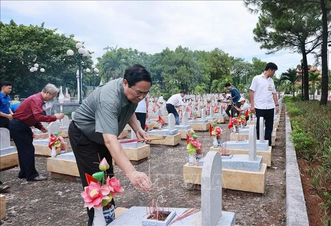 Thủ tướng tri ân các lãnh đạo tiền bối và người có công với cách mạng tại Quảng Trị, Huế - Ảnh 2.