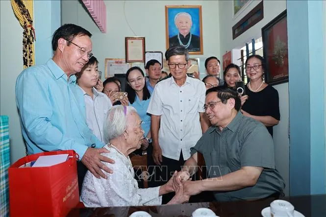 Thủ tướng Phạm Minh Chính dâng hương tưởng niệm tại Di tích Thành cổ Quảng Trị- Ảnh 2.