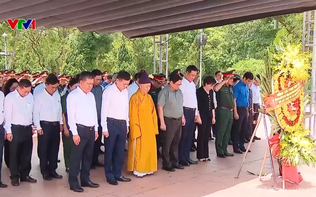 Thủ tướng tri ân các lãnh đạo tiền bối và người có công với cách mạng tại Quảng Trị, Huế - Ảnh 1.
