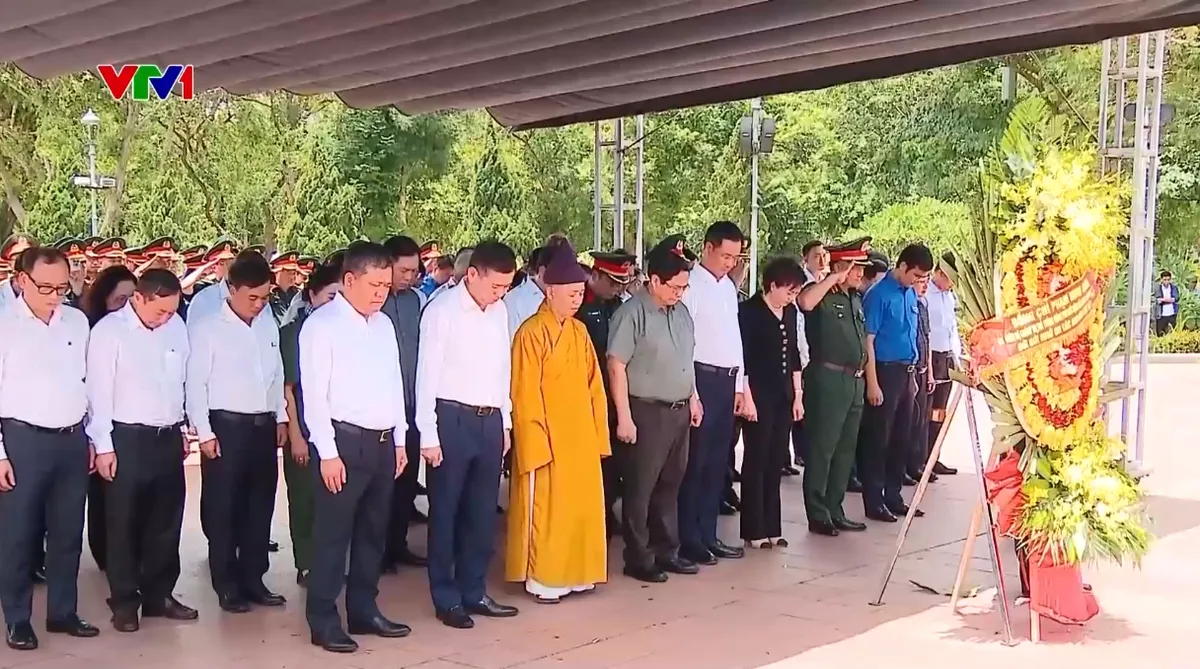 Thủ tướng Phạm Minh Chính dâng hương tưởng niệm tại Di tích Thành cổ Quảng Trị- Ảnh 1.
