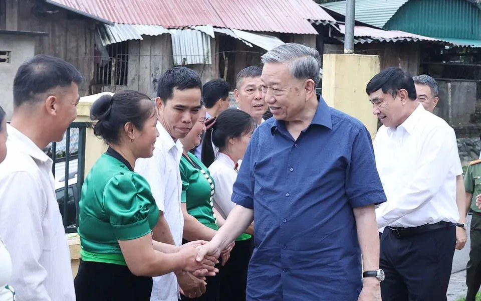 Tổng Bí Thư Tô Lâm đến thăm và tặng quà cho cộng đồng bản Tân Lập, xã Si Pa Phìn, tỉnh Điện Biên. (Ảnh: TTXVN) 