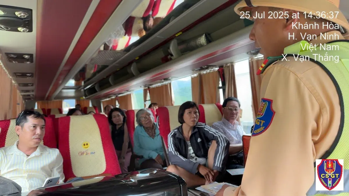 CSGT trên cả nước đồng loạt kiểm tra, xử lý phương tiện kinh doanh vận tải đường bộ và đường thủy - Ảnh 2.