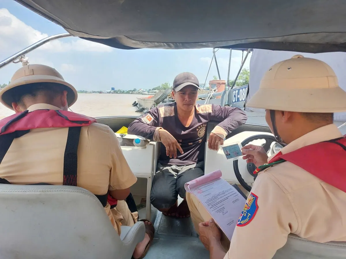 CSGT trên cả nước đồng loạt kiểm tra, xử lý phương tiện kinh doanh vận tải đường bộ và đường thủy - Ảnh 4.