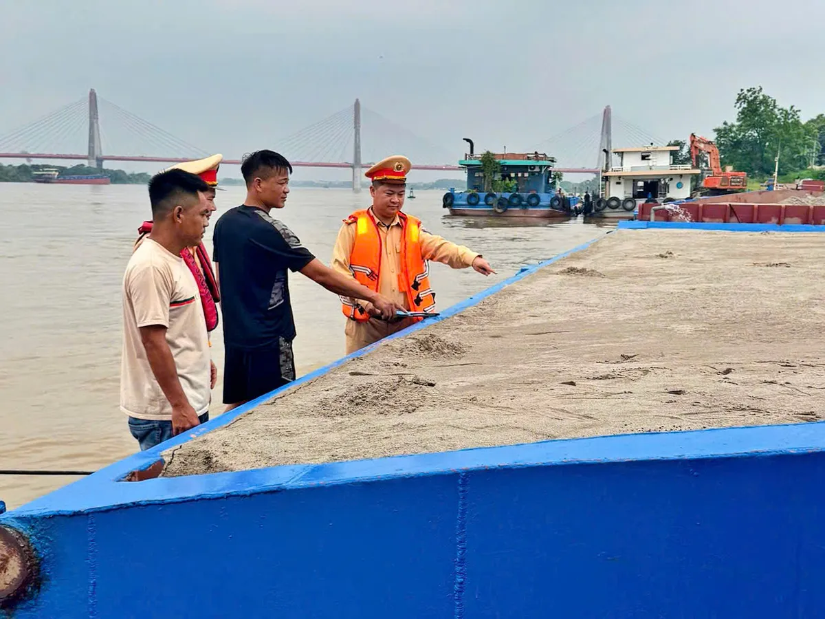 Hà Nội: Tăng cường kiểm tra phương tiện kinh doanh vận tải trên sông Hồng- Ảnh 3.