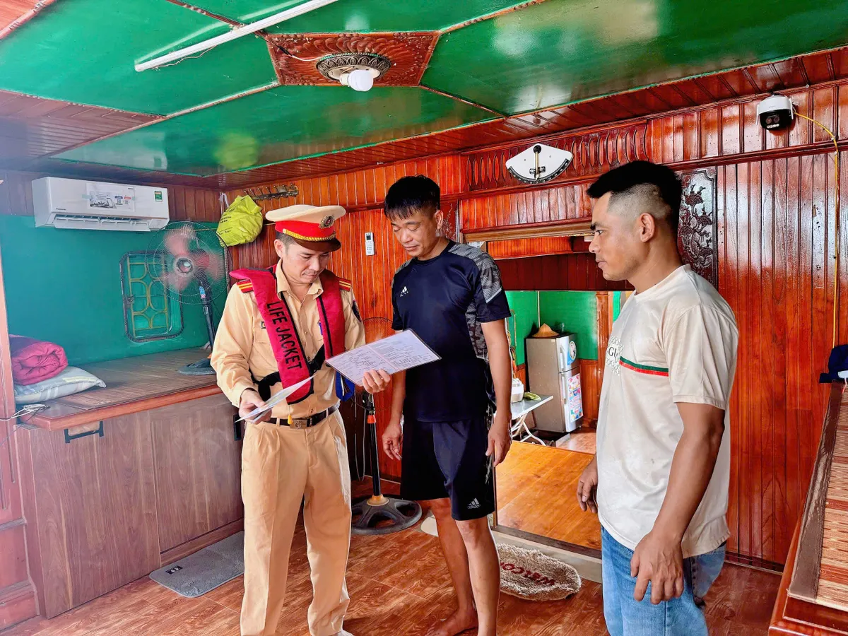 Hà Nội: Tăng cường kiểm tra phương tiện kinh doanh vận tải trên sông Hồng- Ảnh 2.