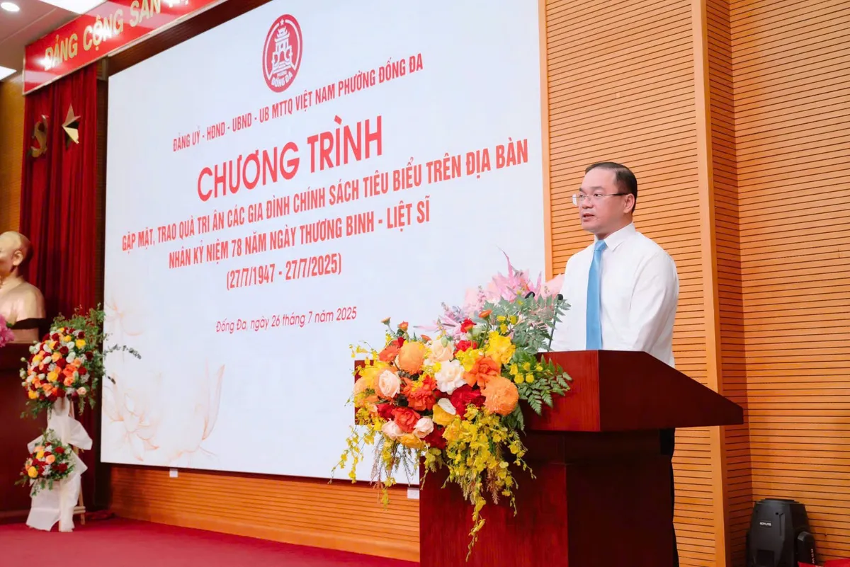 Phường Đống Đa gặp mặt, trao quà tri ân 135 gia đình chính sách tiêu biểu - Ảnh 1.
