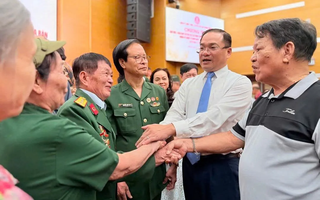 Bí thư Đảng ủy, Chủ tịch HĐND phường Đống Đa Nguyễn Ngọc Việt thăm hỏi, tri ân gia đình chính sách, người có công với cách mạng.