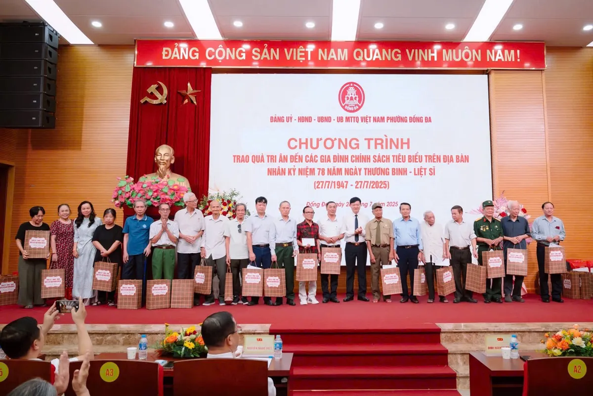 Phường Đống Đa gặp mặt, trao quà tri ân 135 gia đình chính sách tiêu biểu - Ảnh 4.