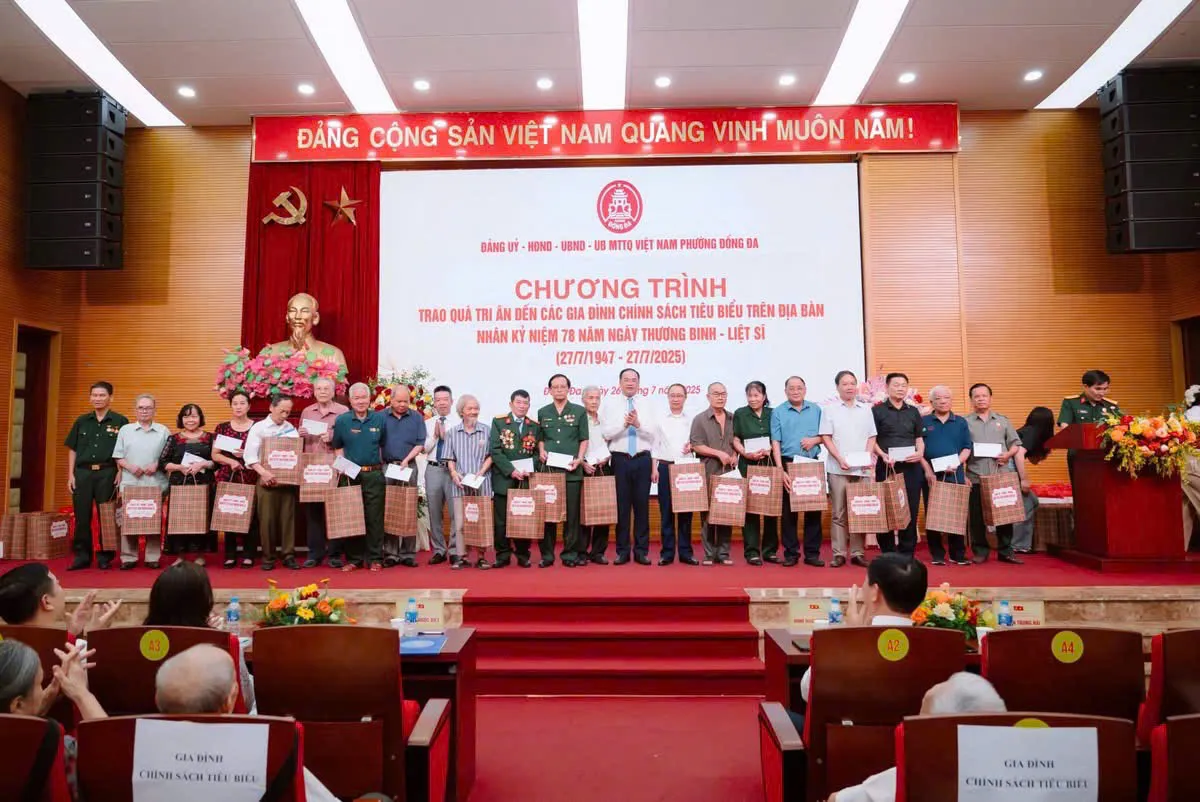 Phường Đống Đa gặp mặt, trao quà tri ân 135 gia đình chính sách tiêu biểu - Ảnh 5.