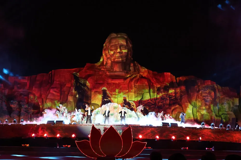 Chương trình "Bản hùng ca bất diệt": Sao mai Nguyễn Thu Hằng xúc động hát "Mẹ yêu con" dưới chân tượng đài Mẹ Thứ- Ảnh 1. Chương trình "Bản hùng ca bất diệt": Sao mai Nguyễn Thu Hằng xúc động hát "Mẹ yêu con" dưới chân tượng đài Mẹ Thứ- Ảnh 1.