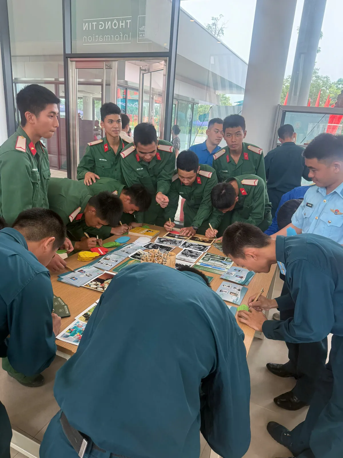 Viết tiếp giấc mơ độc lập của những người ngã xuống- Ảnh 3. Viết tiếp giấc mơ độc lập của những người ngã xuống- Ảnh 3.