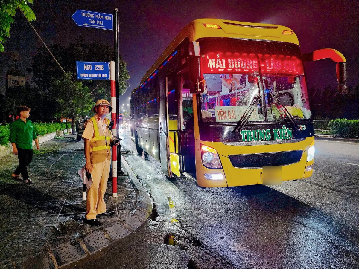 Hà Nội: CSGT xuyên đêm kiểm soát hoạt động vận tải, gần 200 vi phạm bị xử lý - Ảnh 1.