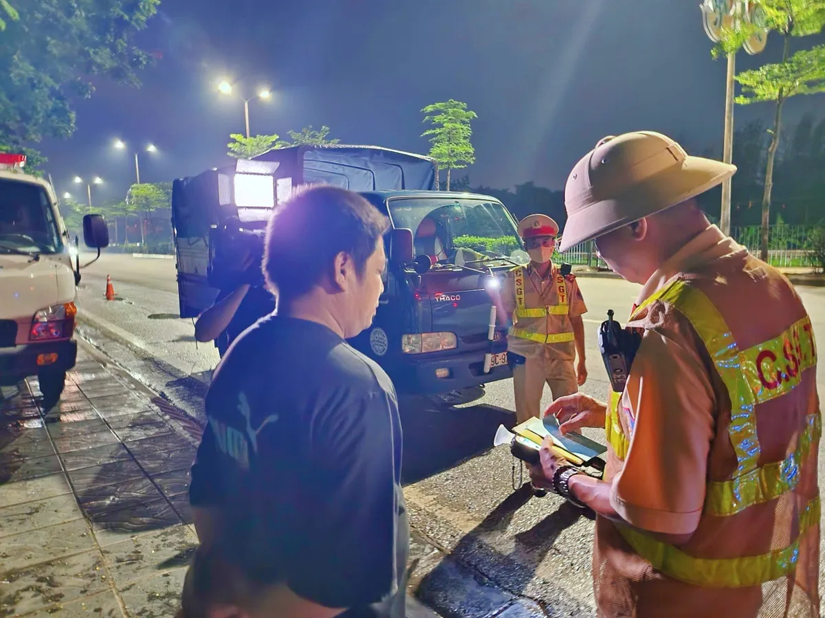 Hà Nội: CSGT xuyên đêm kiểm soát hoạt động vận tải, gần 200 vi phạm bị xử lý - Ảnh 2.