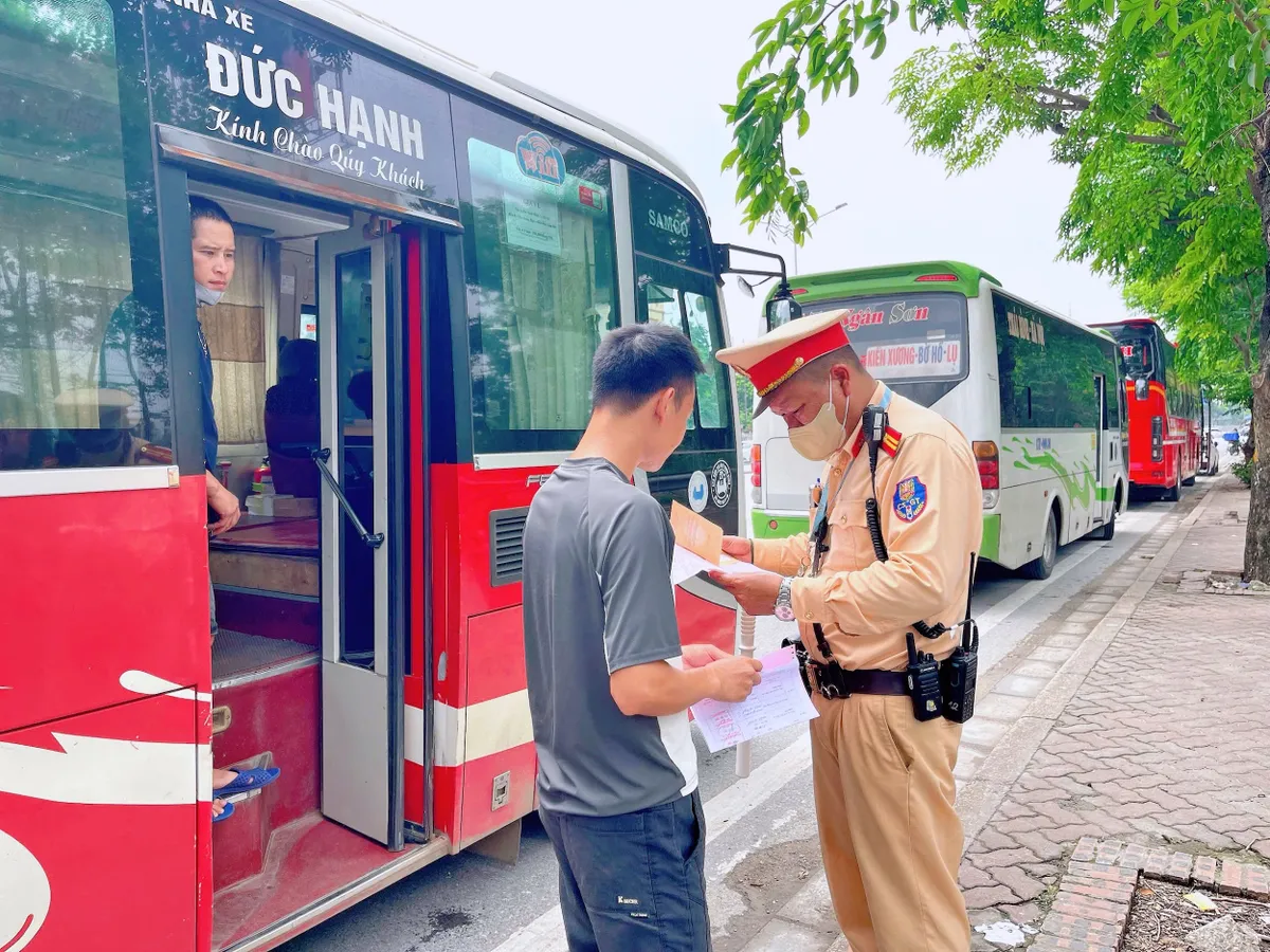 Hà Nội: CSGT xuyên đêm kiểm soát hoạt động vận tải, gần 200 vi phạm bị xử lý - Ảnh 5.