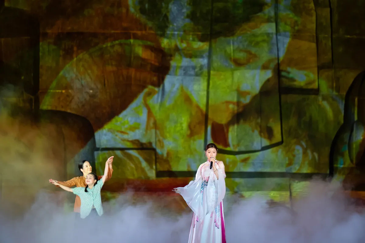 Chương trình "Bản hùng ca bất diệt": Sao mai Nguyễn Thu Hằng xúc động hát "Mẹ yêu con" dưới chân tượng đài Mẹ Thứ- Ảnh 3. Chương trình "Bản hùng ca bất diệt": Sao mai Nguyễn Thu Hằng xúc động hát "Mẹ yêu con" dưới chân tượng đài Mẹ Thứ- Ảnh 3.