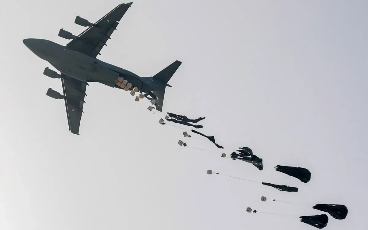 Hàng viện trợ được máy bay quân sự C-17 của UAE thả xuống Dải Gaza, hồi tháng 4/2024. (Ảnh: AFP)