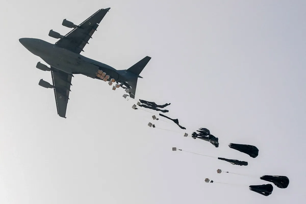 Israel nối lại thả hàng cứu trợ xuống Gaza, thiết lập hành lang nhân đạo - Ảnh 1.