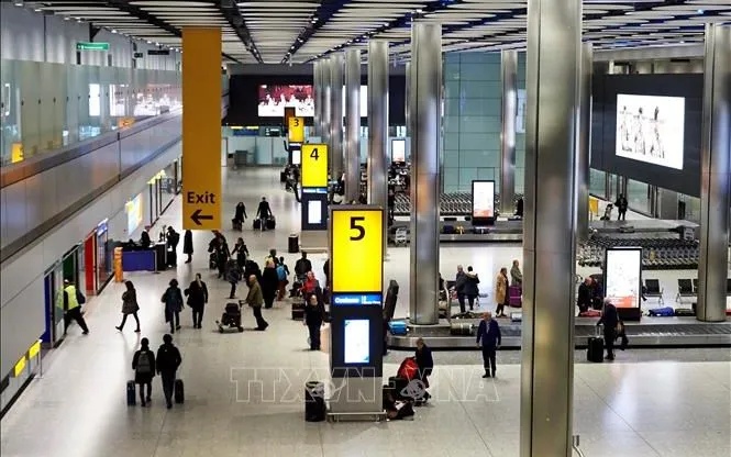 Hành khách tại sân bay Heathrow, London, Anh. (Ảnh: AFP/TTXVN) Hành khách tại sân bay Heathrow, London, Anh. (Ảnh: AFP/TTXVN)