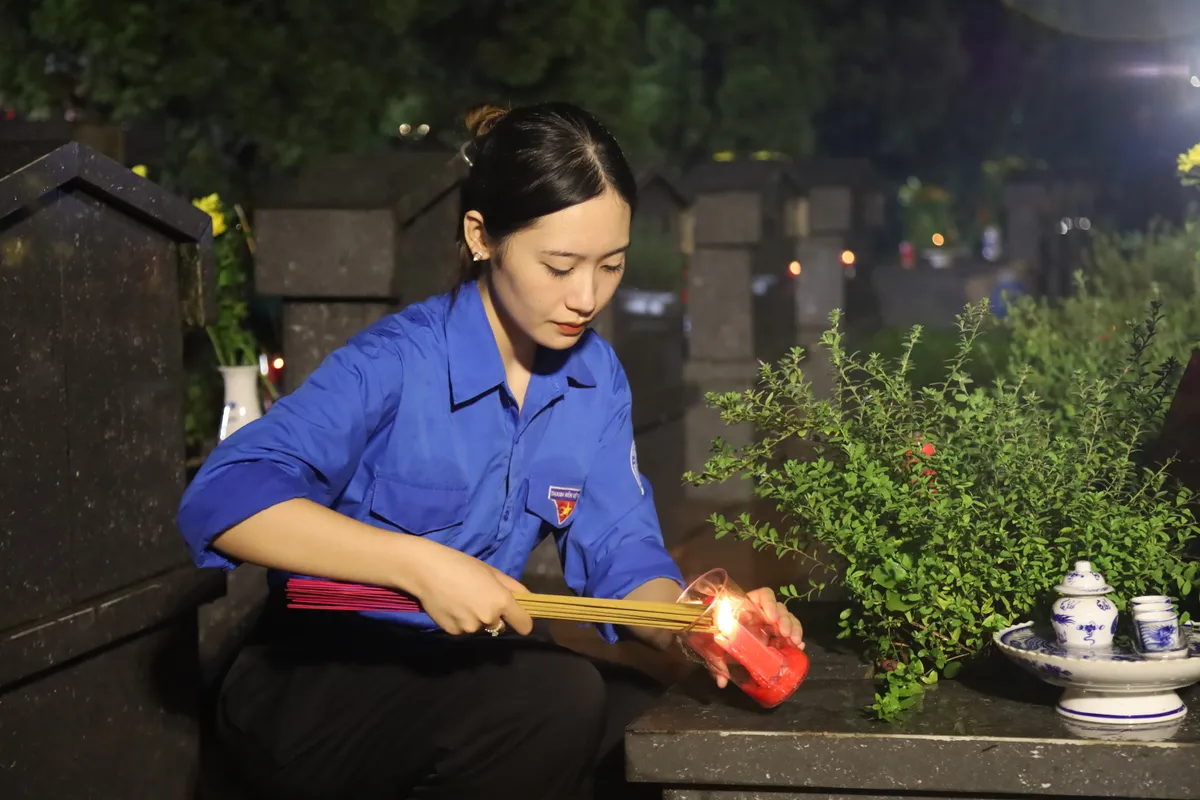 Hơn 2.000 ngọn nến thắp sáng dưới mưa tri ân các anh hùng liệt sĩ - Ảnh 7.