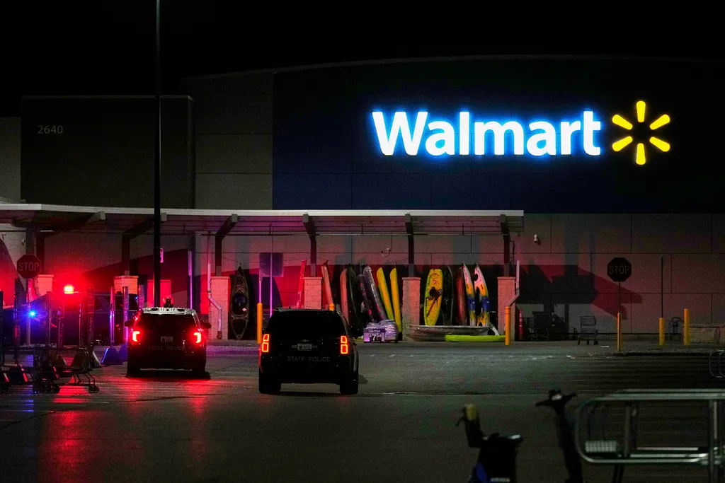 Mỹ: Đâm dao tại siêu thị Walmart khiến 11 người bị thương, 6 người nguy kịch - Ảnh 1.