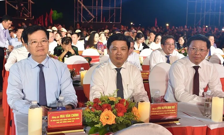 Xúc động và tự hào với chương trình nghệ thuật đặc biệt “Bản hùng ca bất diệt”- Ảnh 2.