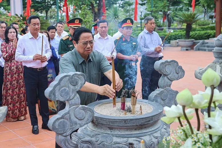 Thủ tướng tưởng nhớ, tri ân Chủ tịch Hồ Chí Minh và các Anh hùng liệt sĩ tại Quảng Trị - Ảnh 1.