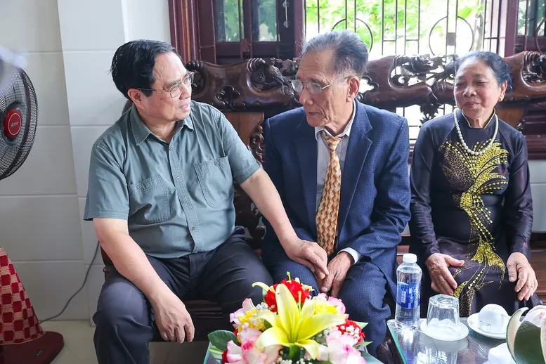 Thủ tướng khảo sát dự án Nhà ga T2 sân bay Đồng Hới và thăm gia đình thương binh tại Quảng Trị - Ảnh 1.