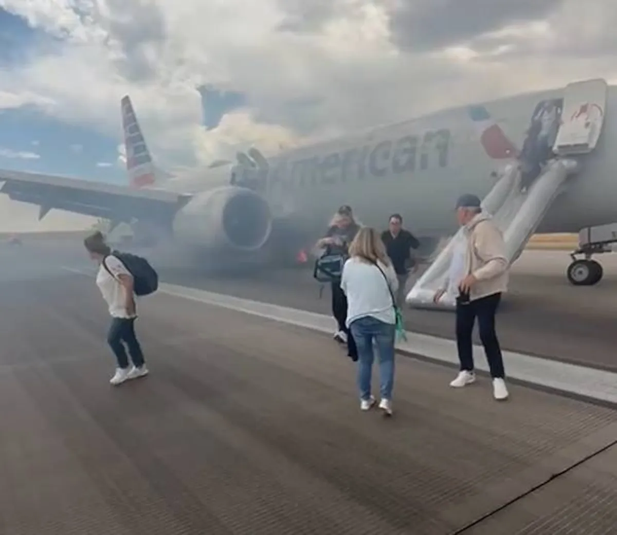American Airlines sơ tán khẩn cấp hành khách vì máy bay bốc khói khi cất cánh - Ảnh 1.