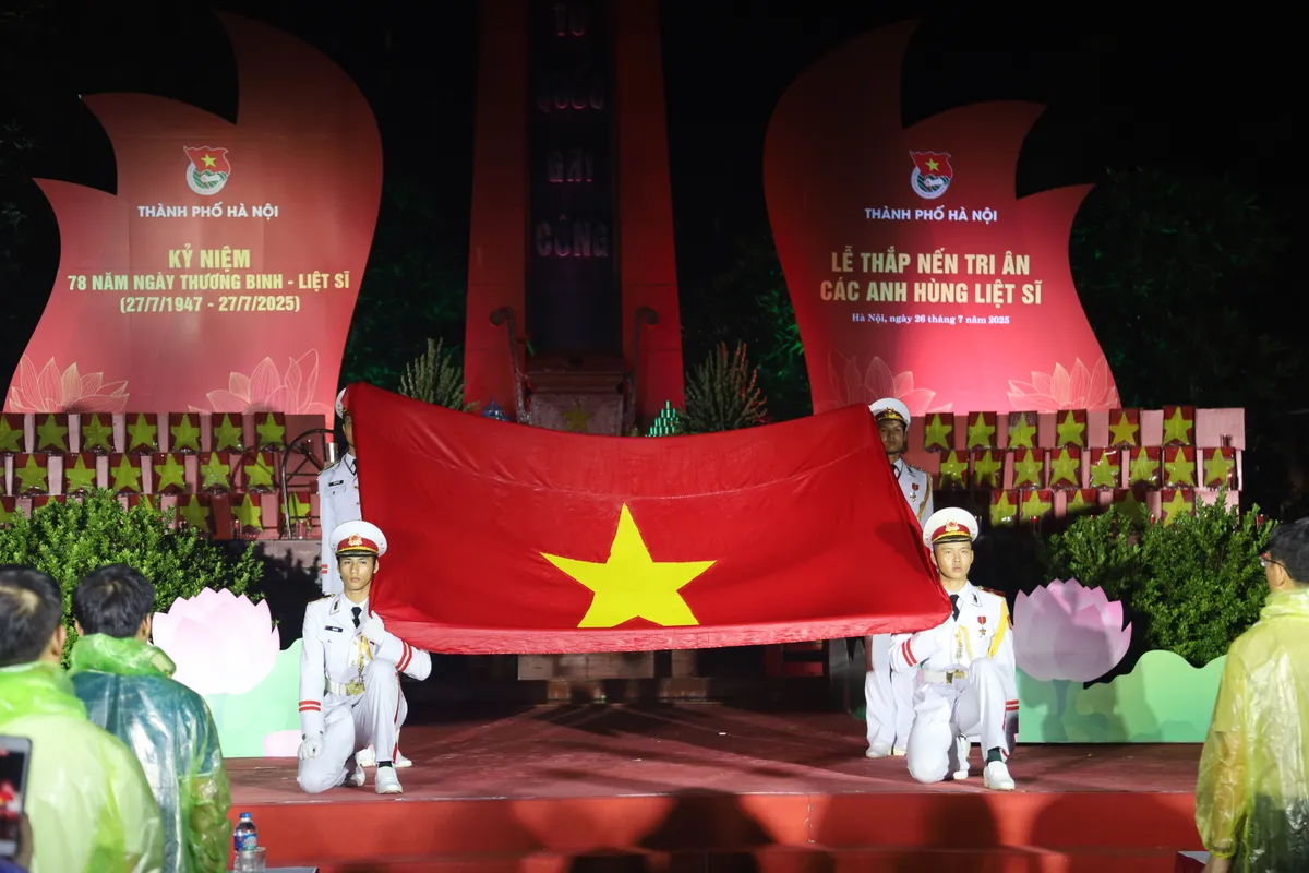 Hơn 2.000 ngọn nến thắp sáng dưới mưa tri ân các anh hùng liệt sĩ - Ảnh 10.