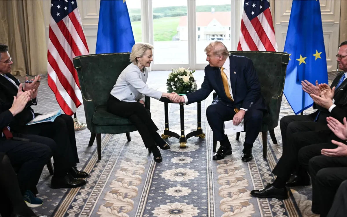 Tổng thống Donald Trump bắt tay Chủ tịch Ủy ban châu Âu Ursula von der Leyen (Ảnh: AFP) Tổng thống Donald Trump bắt tay Chủ tịch Ủy ban châu Âu Ursula von der Leyen (Ảnh: AFP)