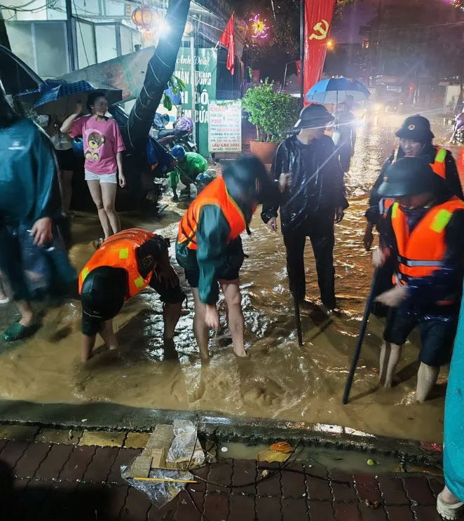 Mưa lớn gây lũ ống, lũ quét, thiệt hại về người tài sản tại Sơn La  - Ảnh 1.