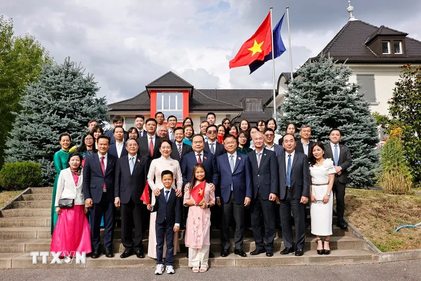 Chủ tịch Quốc hội gặp gỡ, trao đổi với cộng đồng người Việt Nam tại Thụy Sĩ- Ảnh 2.