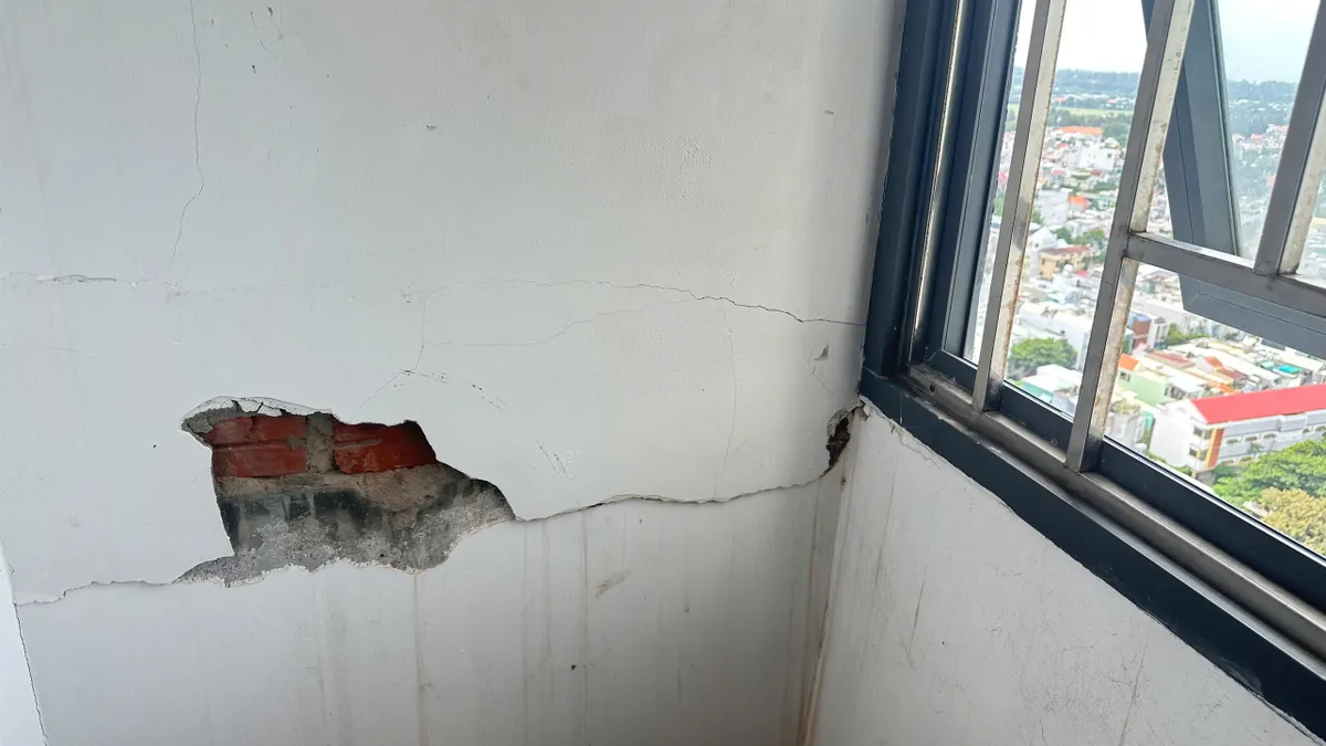 Chung cư Lapen có thêm 5 căn hộ bị ảnh hưởng từ vụ nứt tường - Ảnh 1.