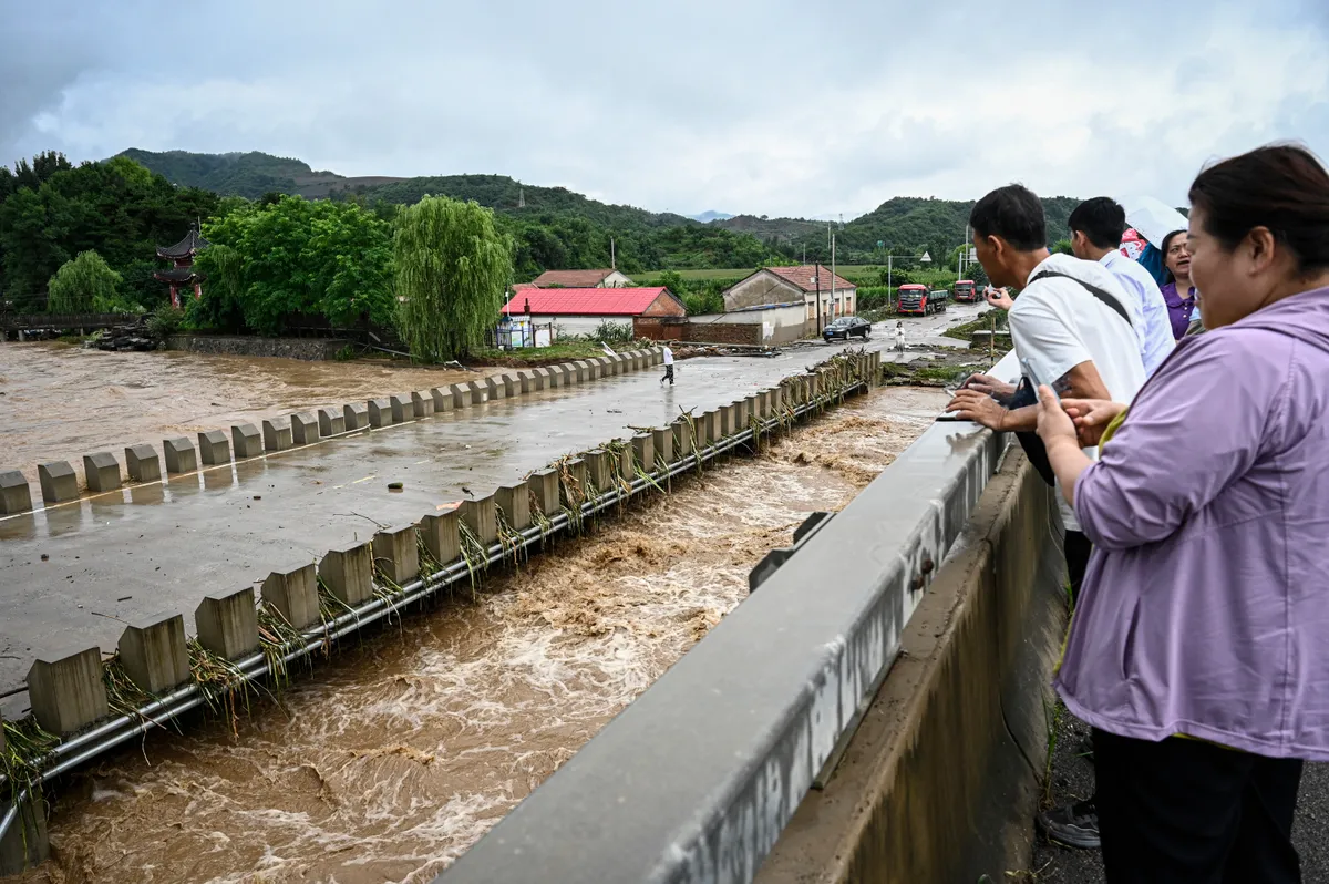 Trung Quốc sơ tán hơn 4.000 người do mưa lớn và cảnh báo lũ lụt (Reuters) - Ảnh 1.