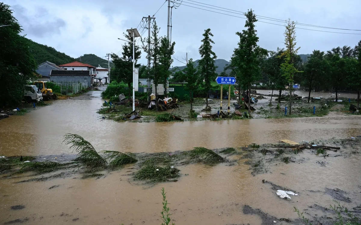 Một con phố bị ngập sau trận mưa lớn tại khu vực ngoại ô Mật Vân của Bắc Kinh ngày 28/7/2025 (Ảnh: AFP) Một con phố bị ngập sau trận mưa lớn tại khu vực ngoại ô Mật Vân của Bắc Kinh ngày 28/7/2025 (Ảnh: AFP)