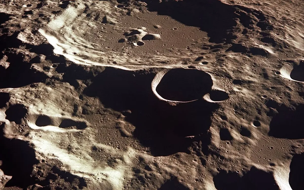 Hình ảnh Mặt Trăng với các hố va chạm như Daedalus, được quan sát từ tàu Apollo 11 ở phía xa Mặt Trăng. (Ảnh: NASA) Hình ảnh Mặt Trăng với các hố va chạm như Daedalus, được quan sát từ tàu Apollo 11 ở phía xa Mặt Trăng. (Ảnh: NASA)