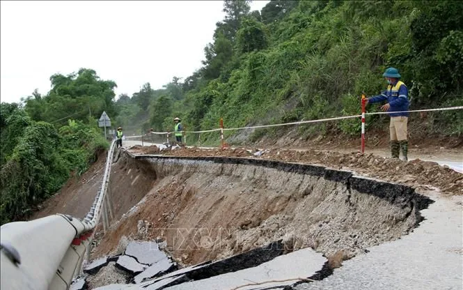 Lực lượng chức năng tỉnh Nghệ An đã bố trí người cắm thiết bị cảnh bảo ở các điểm sạt lở cho các phương tiện giao thông đi qua. Ảnh: TTXVN Lực lượng chức năng tỉnh Nghệ An đã bố trí người cắm thiết bị cảnh bảo ở các điểm sạt lở cho các phương tiện giao thông đi qua. Ảnh: TTXVN