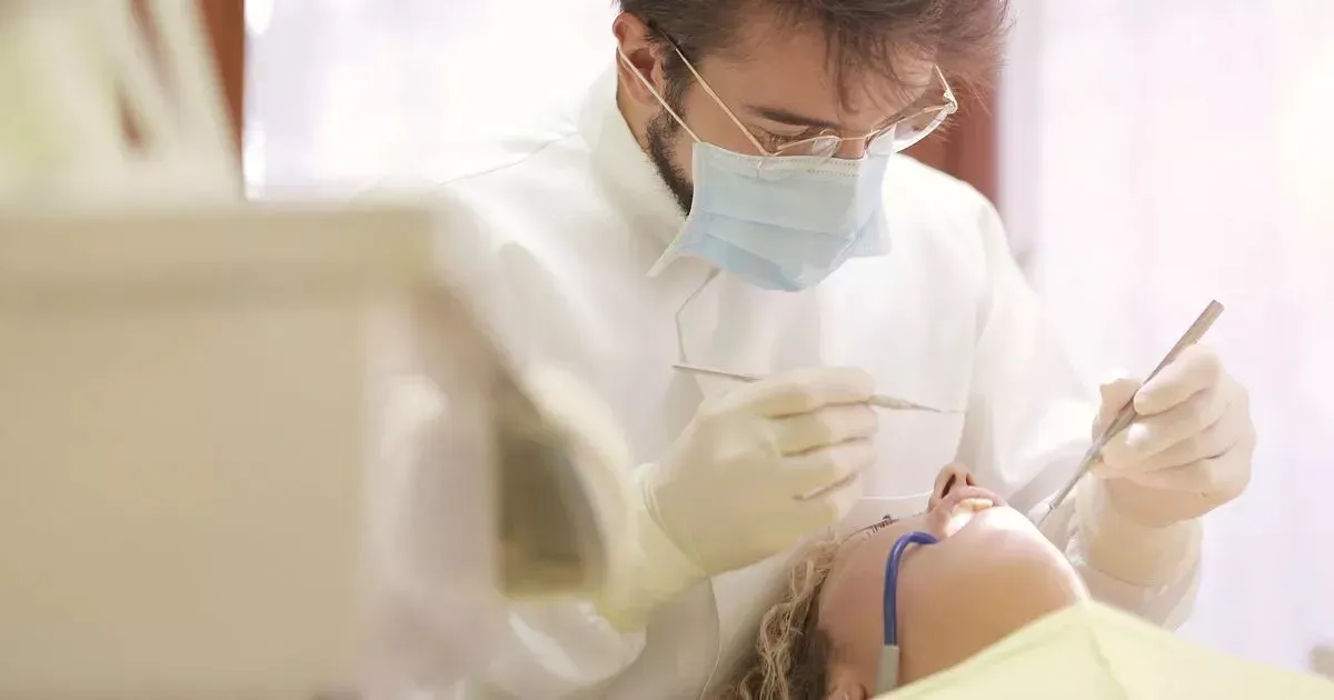 Khủng hoảng quá tải trong hệ thống y tế công, người dân Anh ồ ạt ra nước ngoài chữa răng - Ảnh 1.