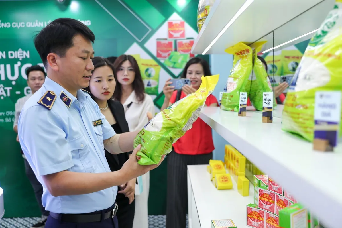 Không khoan nhượng với hàng giả, hàng nhái: Quyết liệt giữ niềm tin thị trường - Ảnh 2.