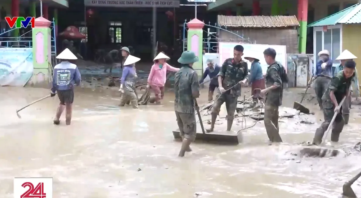 Thầy cô giáo ở Nghệ An lội bùn dọn dẹp trường lớp sau lũ - Ảnh 1.