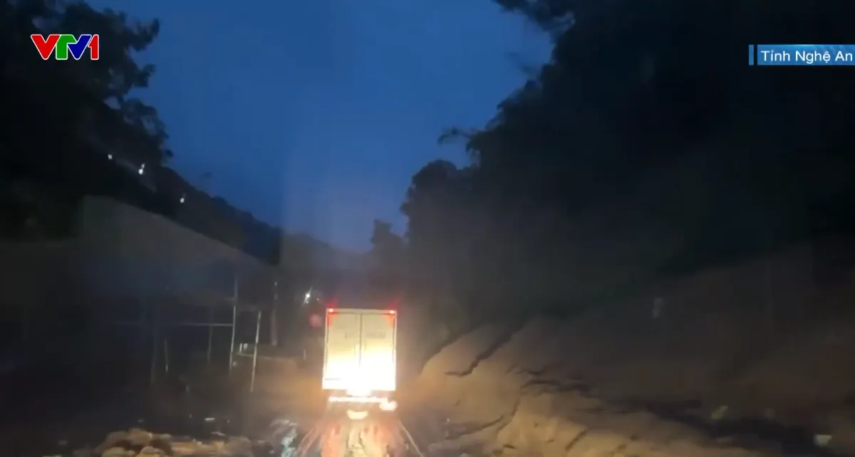 Hàng chục điểm sạt lở mới trên Quốc lộ 7 do mưa lớn kéo dài - Ảnh 1.