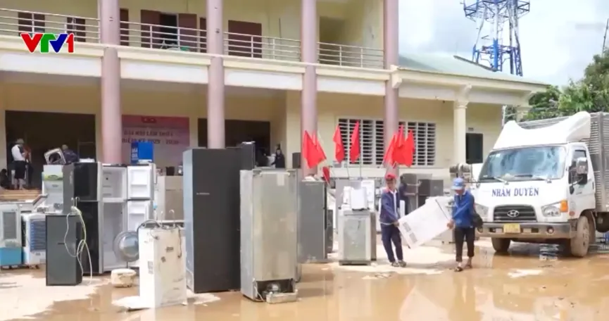 Nghĩa tình vùng lũ: Người sửa đồ điện, người nấu cơm, người vượt lũ cứu trợ - Ảnh 1.