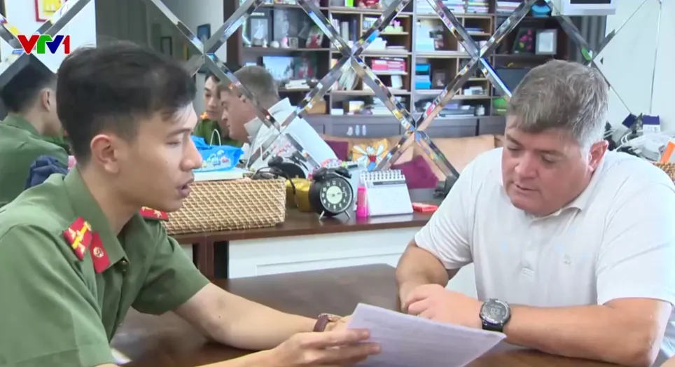 Lần đầu tiên người nước ngoài tại Việt Nam được cấp định danh điện tử mức 2 - Ảnh 1.